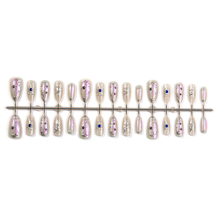 Kunstnagelset mit glänzendem Metallic-Effekt und eleganten Verzierungen Karnz