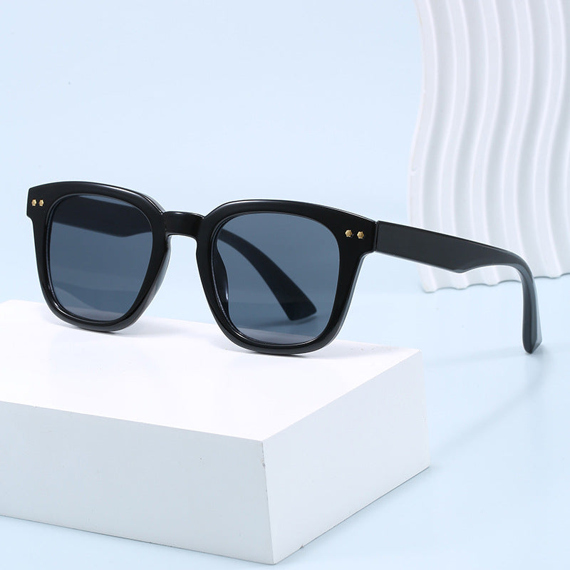 Damen Quadratische Sonnenbrille mit modernem transparentem Rahmen und UV-Schutz Karnz