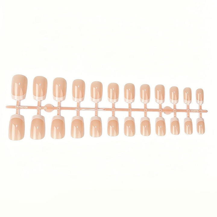 Kunstnagelset mit stilvollem French-Design und elegantem Glanz Karnz