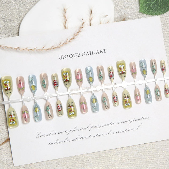 Kreatives Kunstnagelset mit wundervollen Cartoon-Motiven Karnz