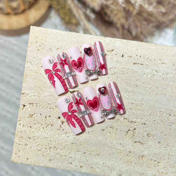 Künstlerisches Press-On Nail Set mit verspielten Herz- und Palmendesigns Karnz