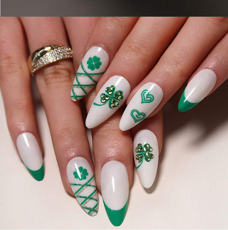 Kunstvolle Nagelverlängerungen mit elegantem Blattmuster Karnz