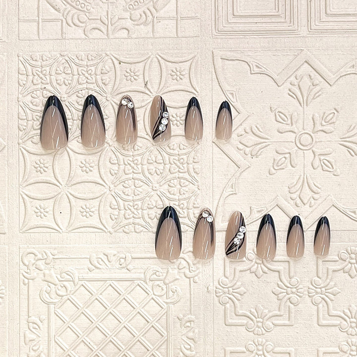 Elegantes Press-On-Nail-Design mit Strassakzenten Karnz