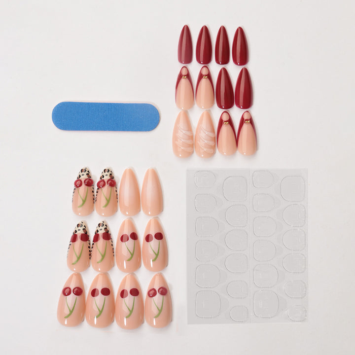 Kreatives Nageldesign mit stilvollem Blumen- und Leopardenmuster Karnz