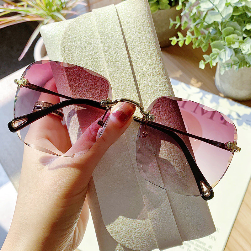 Damen modische Flügelsonnenbrille mit hochwertigem Metallrahmen Karnz