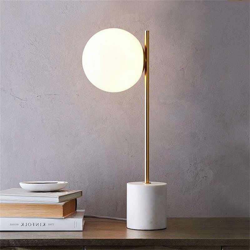 Elegante Tischlampe mit Marmorbasis