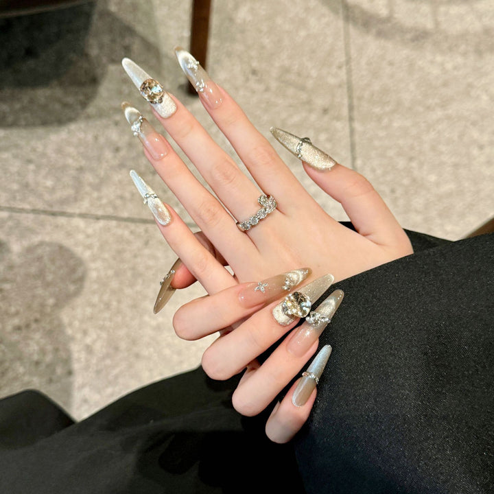 Glamouröse Stiletto Press-On Nägel mit Strass- und Metallic-Akzenten