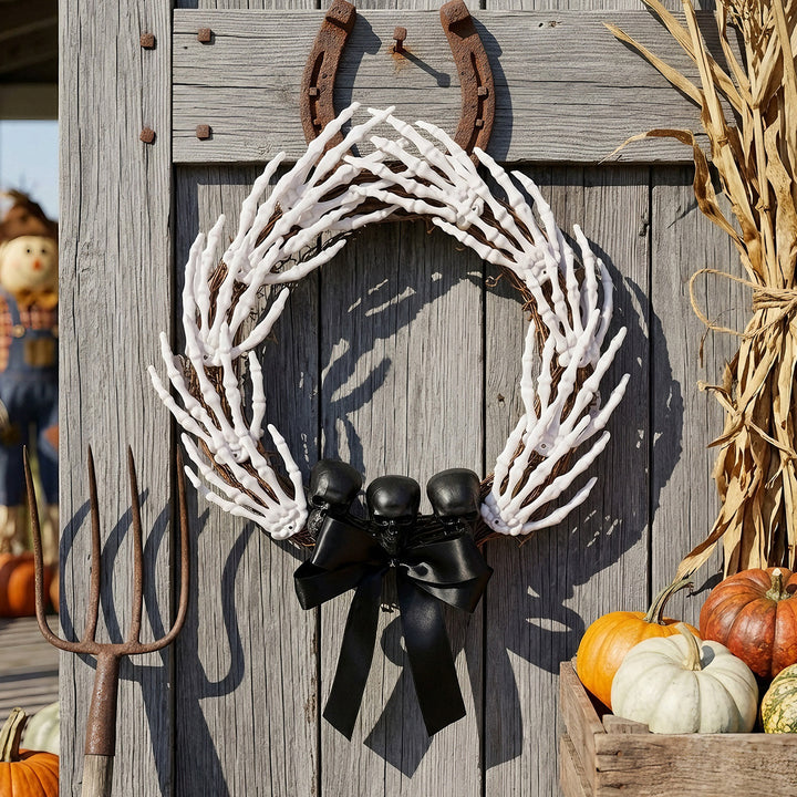 Grusel-Halloween-Türkranz mit Skeletthänden, drei Totenköpfen und Satin-Schleife
