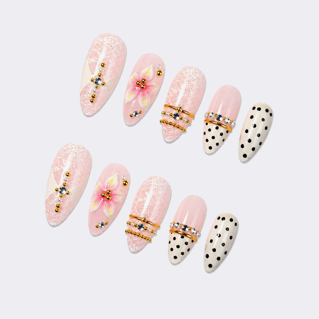 Kunstnagelset mit floralen und glitzernden Akzenten Karnz