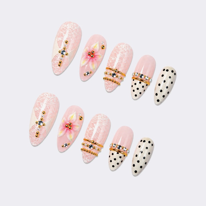 Kunstnagelset mit floralen und glitzernden Akzenten Karnz