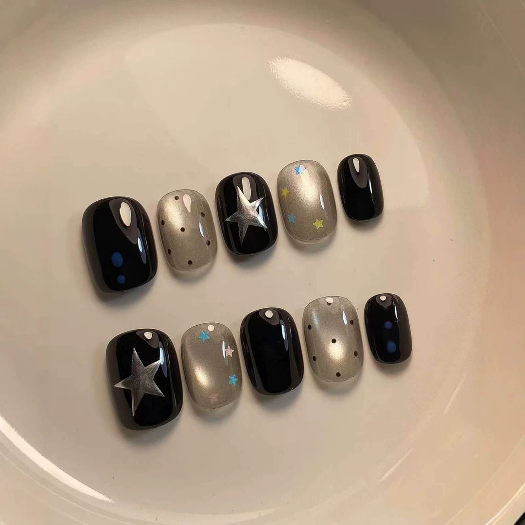 Künstlerisches Press-On Nagelset mit himmlischen Designs