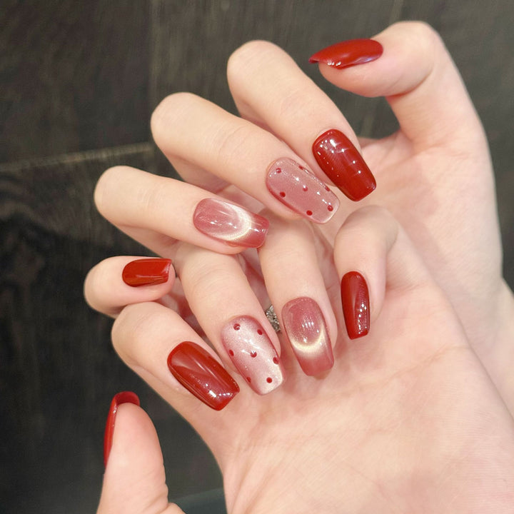 Dekoratives Press-On Nagelkunstset mit elegantem Farbverlauf und Punkte-Mustern