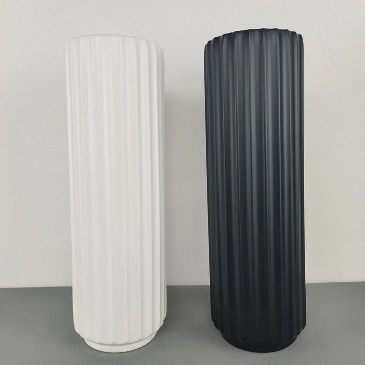 Hohe vertikale gerippte dekorative Vase Karnz