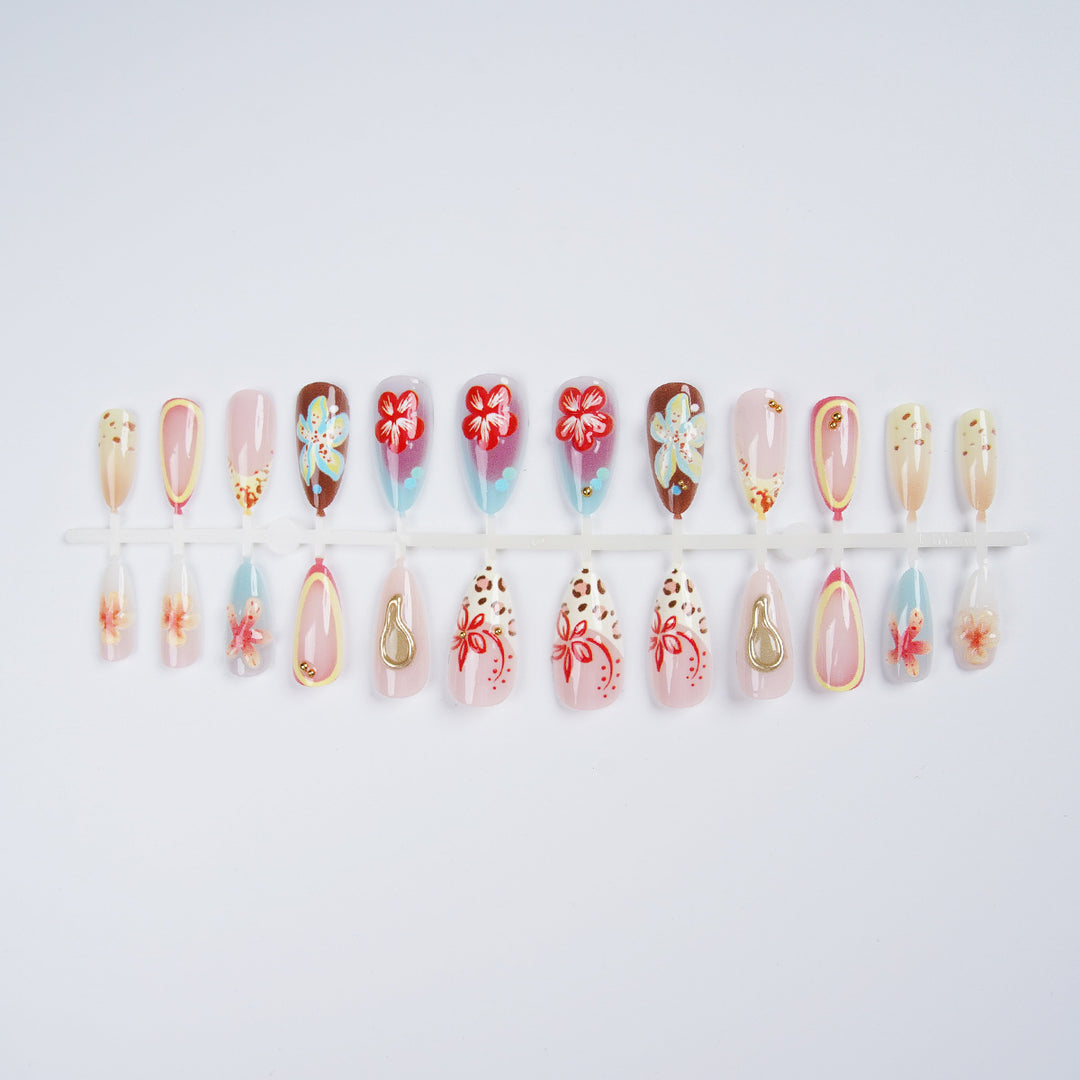 Kunstnagelset mit floralen Akzenten Karnz