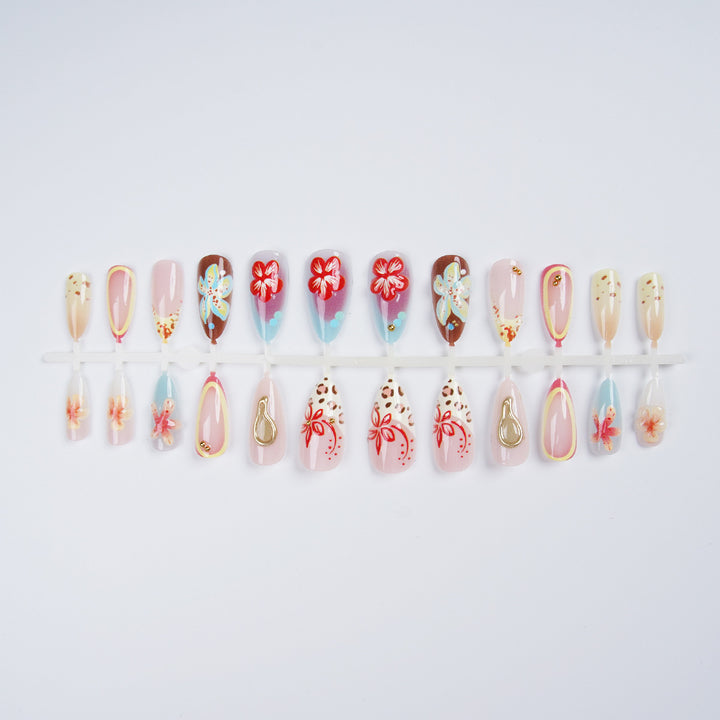 Kunstnagelset mit floralen Akzenten Karnz