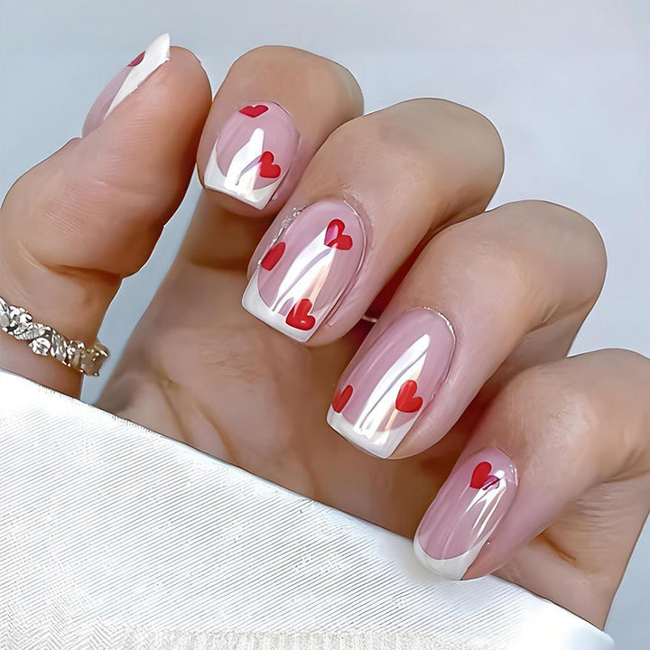 Kunstnagelset mit romantischen Herzen und eleganten French-Spitzen Karnz