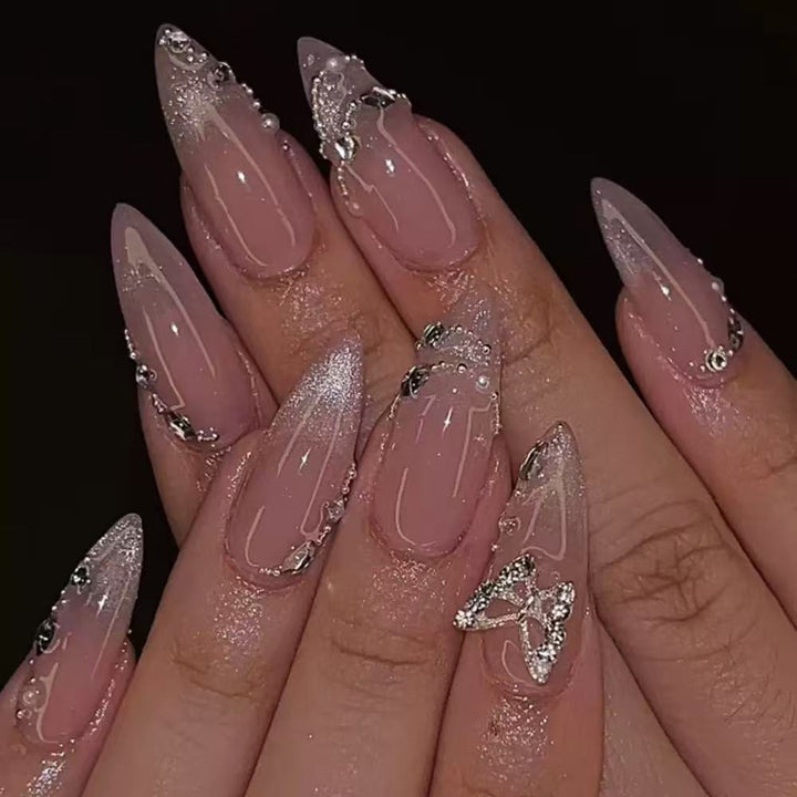 Elegantes Stiletto-Nageldesign mit Strassverzierungen Karnz