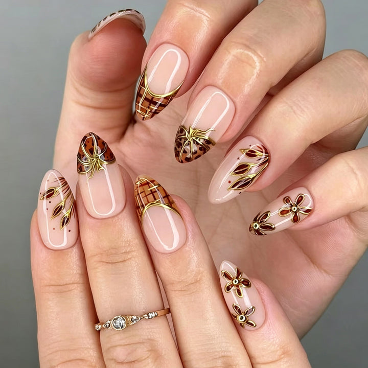 Dekoratives Press-On Nagelkunst Set mit eleganten Blumen- und Goldakzenten Karnz