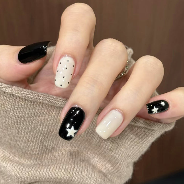 Künstlerisches Press-On-Nageldesign mit Sternen und Punkten Karnz