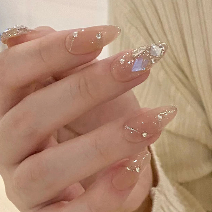 Elegante Stiletto Nagelkunstverlängerungen mit Strasssteinen