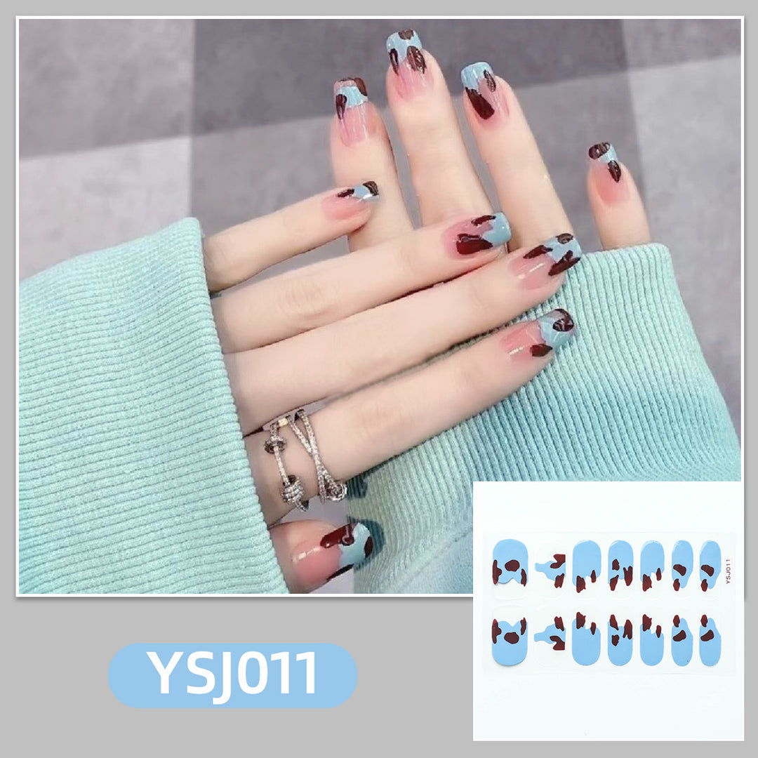Kunstvolle Nagelverzierung mit Glitzerdetails Karnz