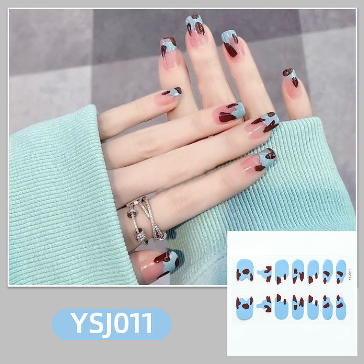 Kunstvolle Nagelverzierung mit Glitzerdetails Karnz