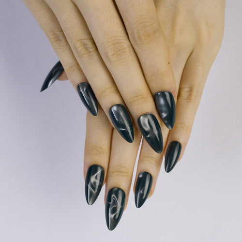 Kunstnägel Im Stilvollen Stiletto-Design Karnz
