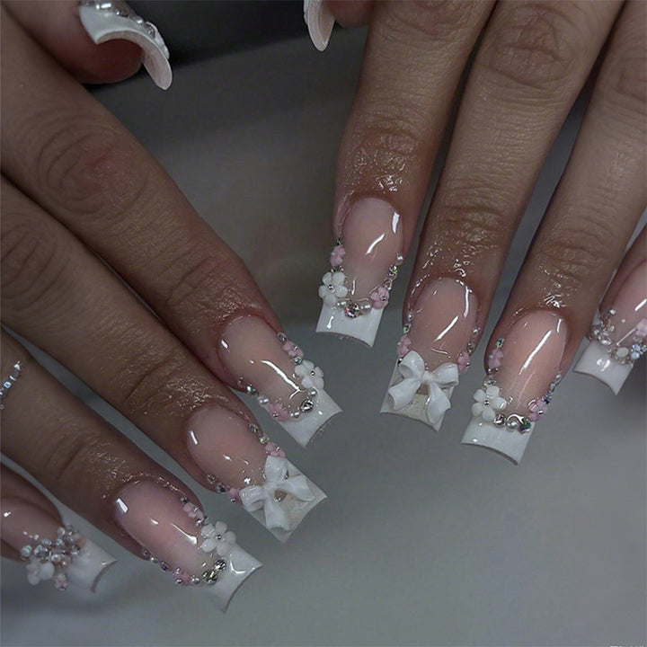 Dekoratives Press-On-Nagelkunst-Set mit Blumen- und Edelsteinverzierungen Karnz