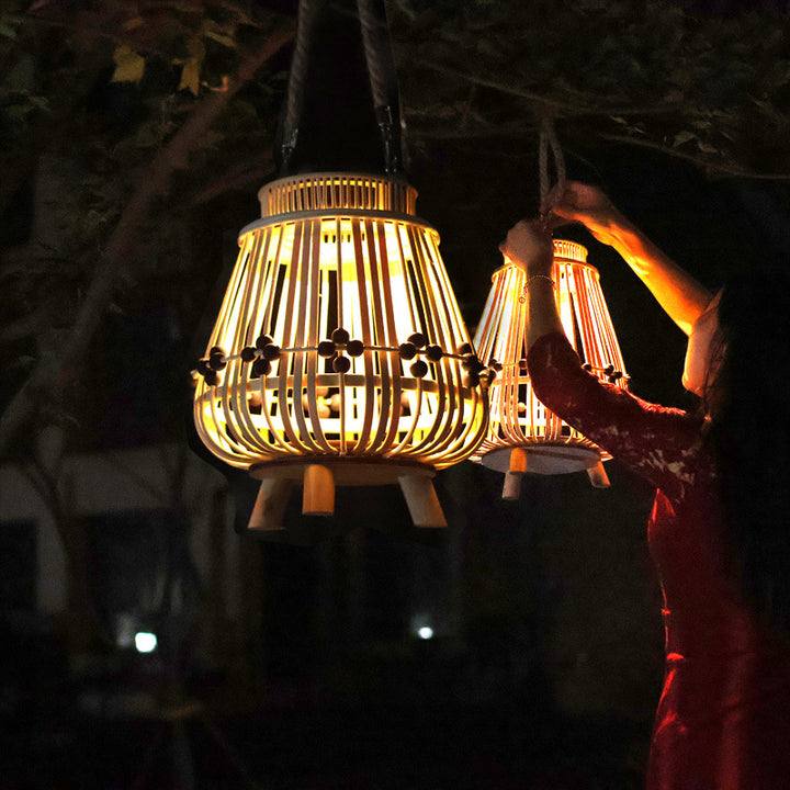 Dekorativer Lichtspender mit natürlichem Rattan Karnz