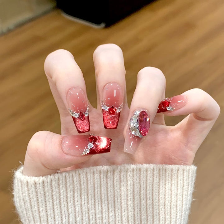 Glamouröse Kunstnägel mit Funkelnden Strass-Applikationen Karnz