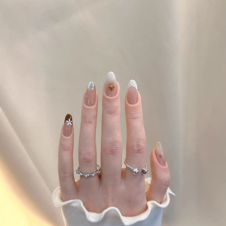 Elegantes Press-On-Nagelkunstset mit einzigartigen Dekorationsakzenten