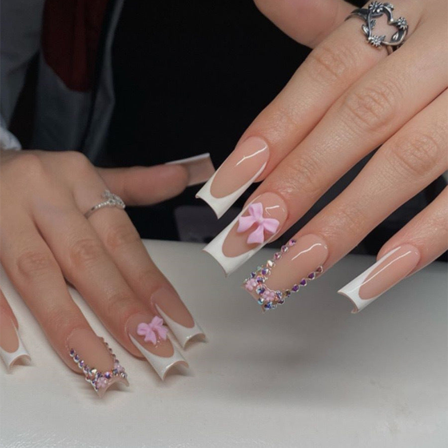 Kunstnagelset mit glamourösen 3D-Schleifen und Kristallverzierungen Karnz