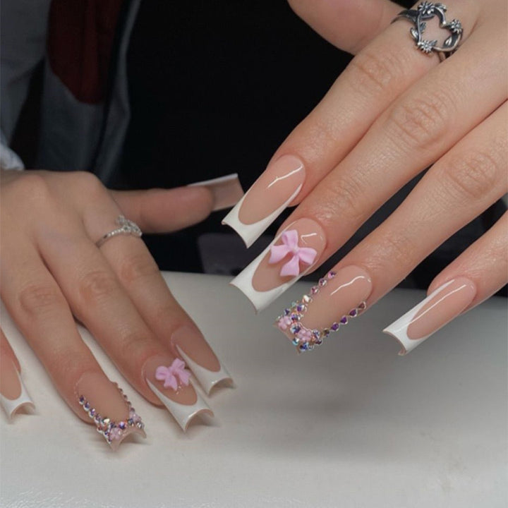 Kunstnagelset mit glamourösen 3D-Schleifen und Kristallverzierungen Karnz