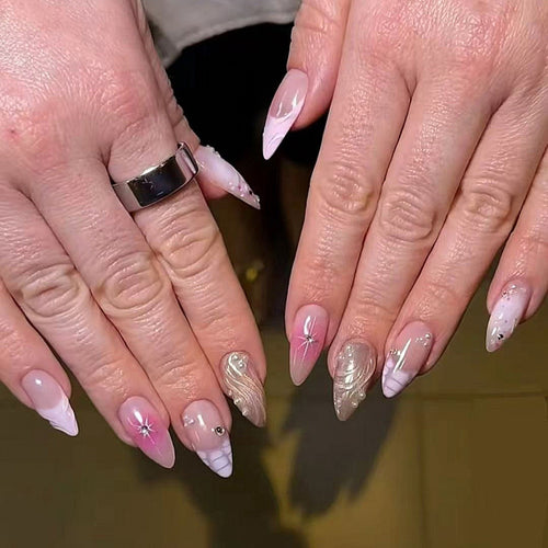 Kunstvolle Nagelverlängerungen mit Glitzer- und Muschelmotiven Karnz