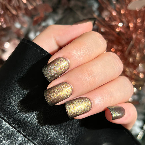 Kunstvolle Nagelverlängerungen mit Glitzer- und Ombre-Effekt Karnz