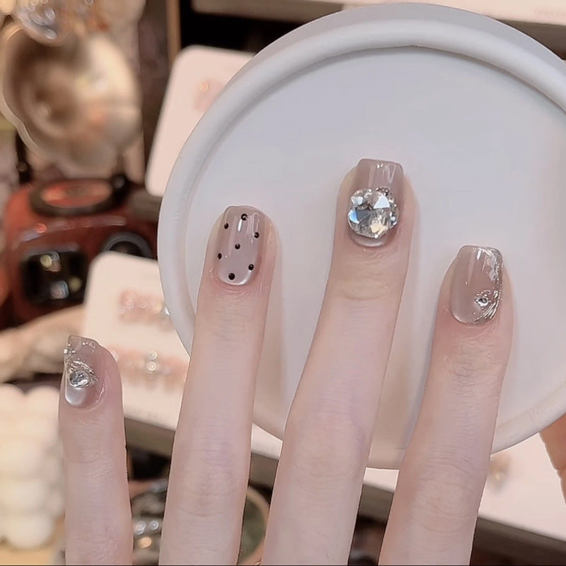 Kunstnagelset mit eleganten 3D-Dekoren Karnz