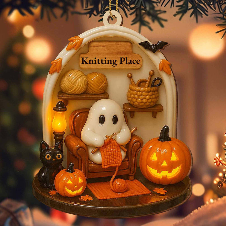 Hängender Halloween-Dekoanhänger aus Resin mit Gespenst beim Stricken und LED-Beleuchtung