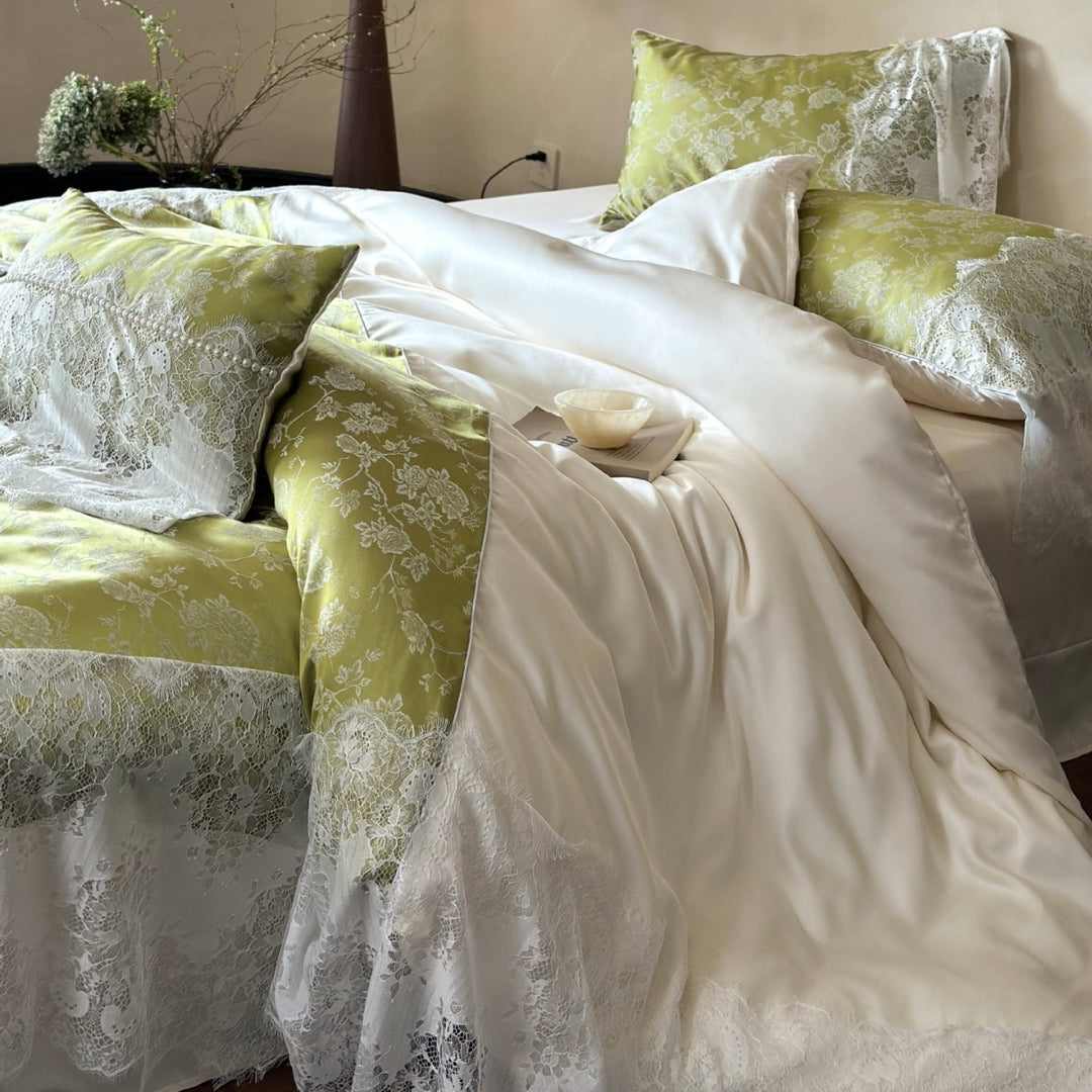 Satiniertes Bettwäsche-Set mit floraler Jacquardstruktur und feiner Spitzenbordüre