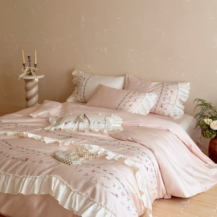 Romantisches Bettwäsche-Set mit Rüschen und floral besticktem Baumwollsatin