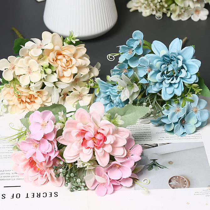 Eleganter synthetischer Blumenstrauß für die Wohnkultur