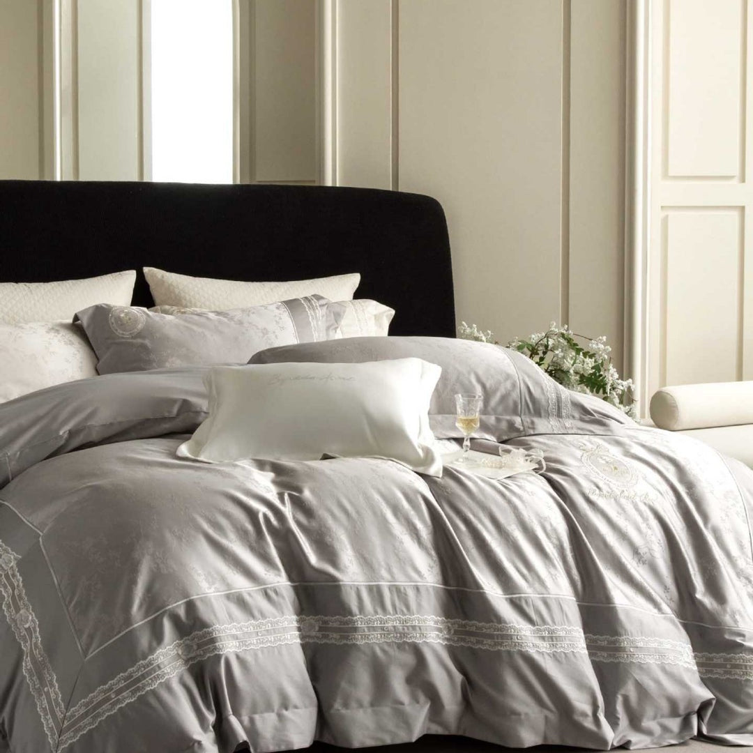Luxuriöses Satin-Bettwäsche-Set mit filigraner Stickerei