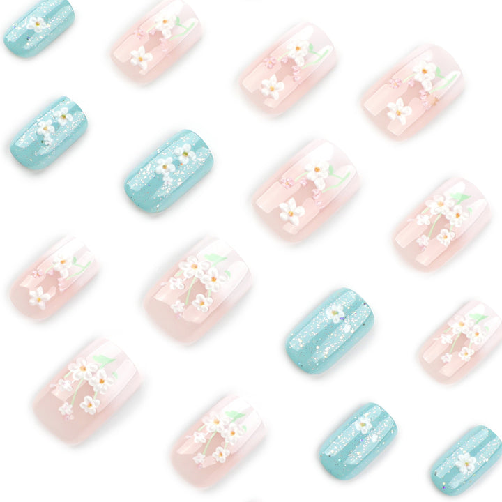 Kunstvolle Nageldesigns mit floralen Akzenten Karnz