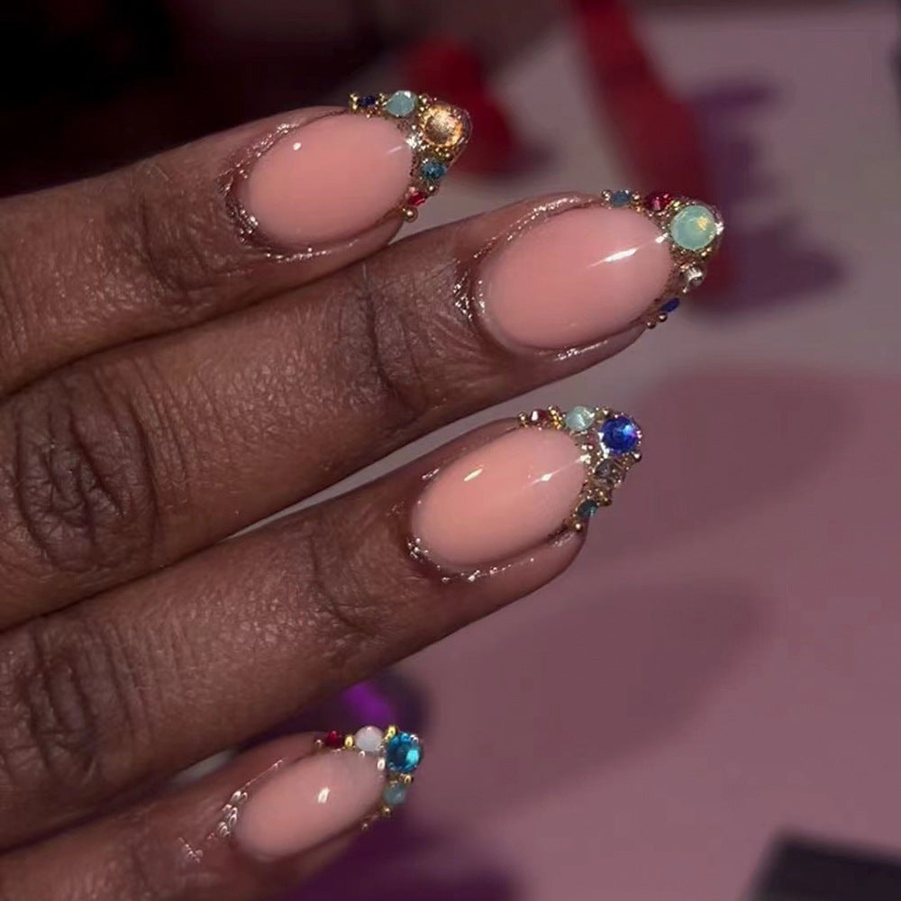 Kunstvolle Nagelkunst mit glamourösen Strassverzierungen Karnz