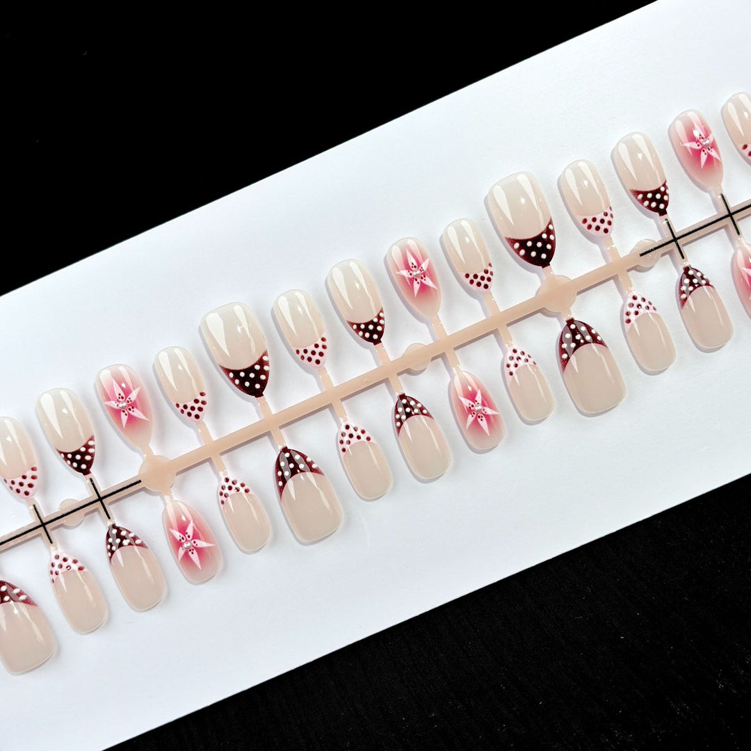 Elegantes Press-On-Nagelset mit künstlerischem Design