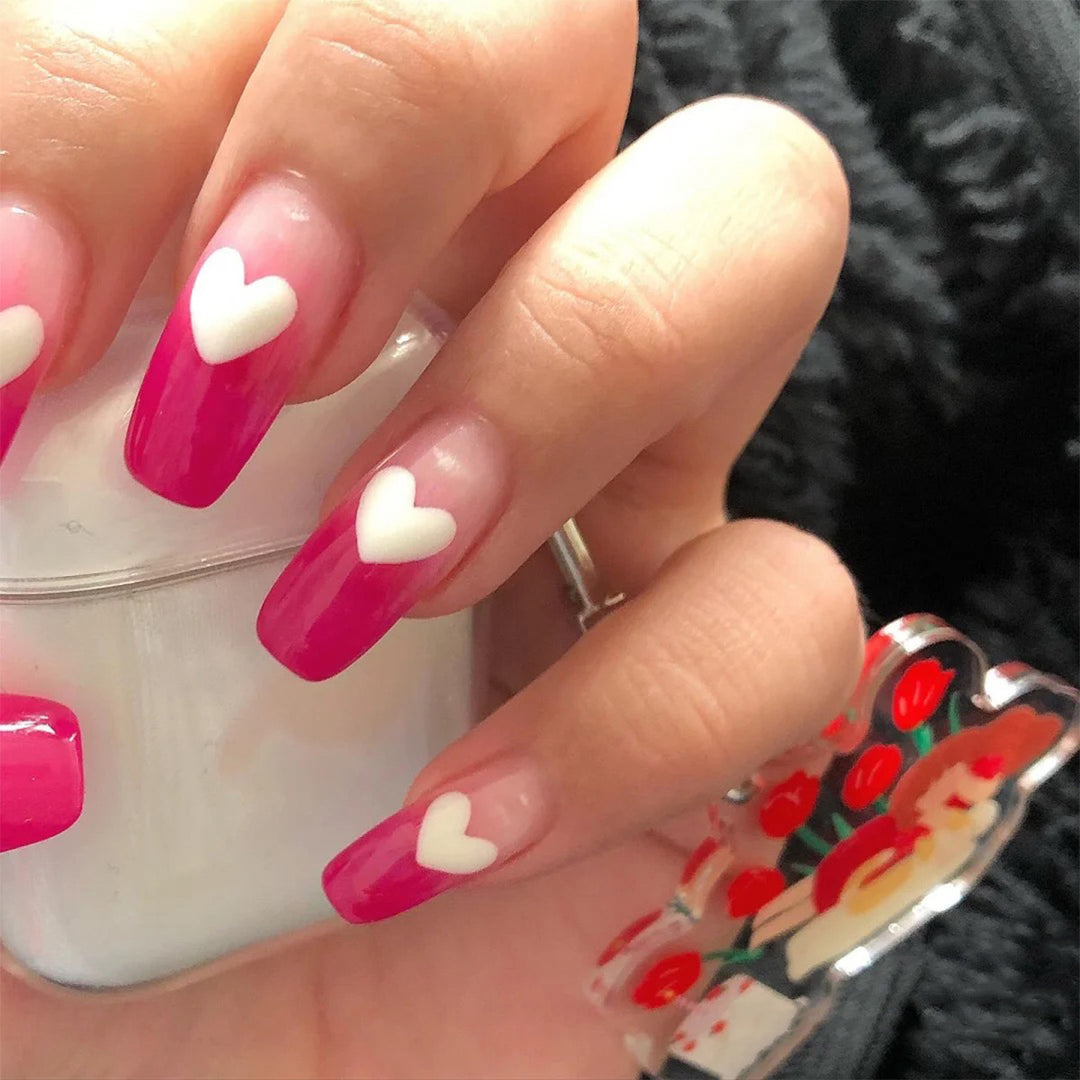 Kunstvolle Nagelverlängerungen im romantischen Herzdesign Karnz