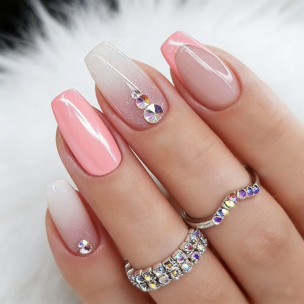 Dekoratives Press-On-Nagelset mit Edelsteinakzenten