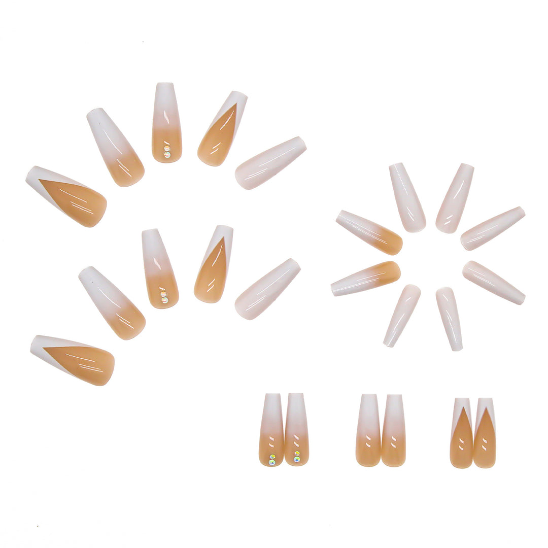 Elegante Kunstnagelspitzen mit eleganten Konturen Karnz