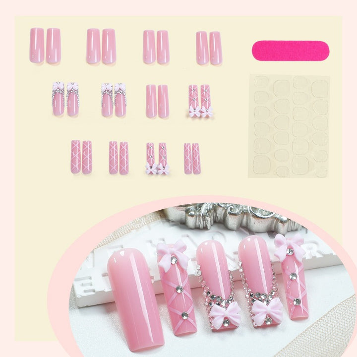 Kunstnagelset mit romantischen Schleifen- und Glitzerakzenten Karnz