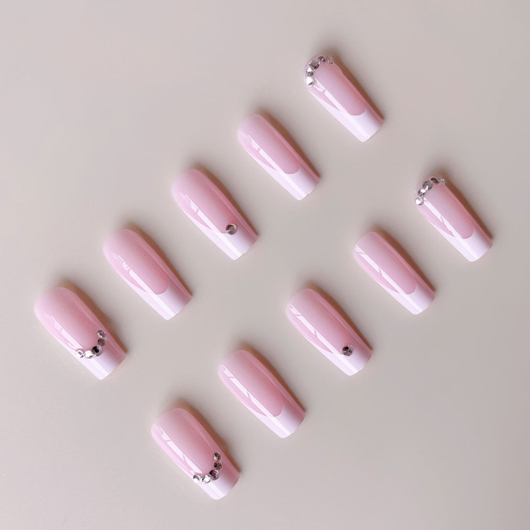 Kunstnagelset mit elegantem Hochglanz-Finish und Luxus-Strassverzierungen Karnz
