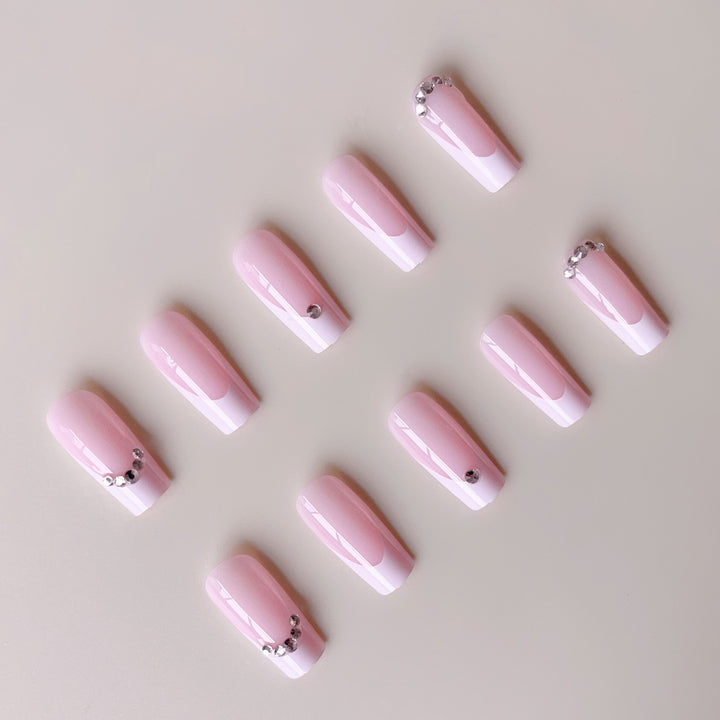 Kunstnagelset mit elegantem Hochglanz-Finish und Luxus-Strassverzierungen Karnz
